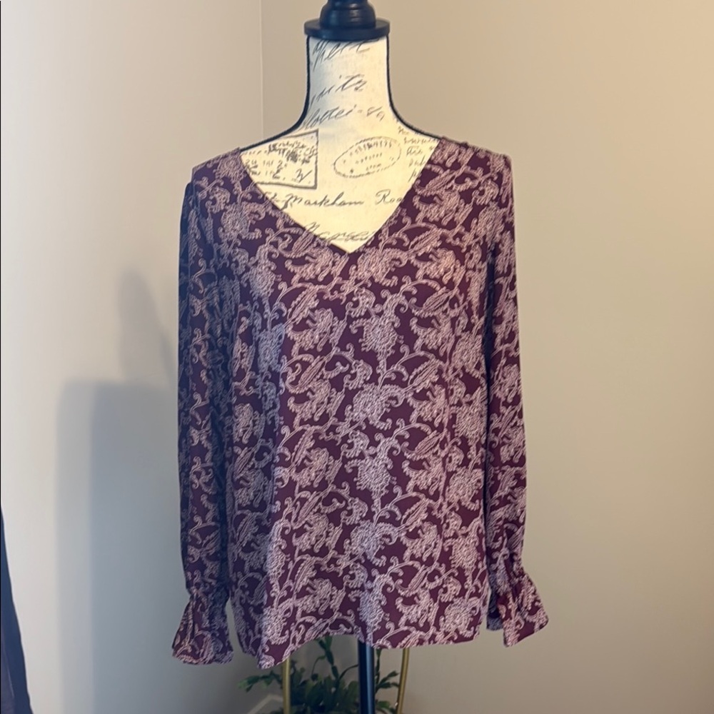 EUC Ann Taylor Factory Floral V-Neck Women's Purple Top - S​